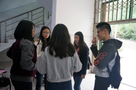 榕4关卡处游戏:谁是特派员 学习四国“我爱你”并做简单对话