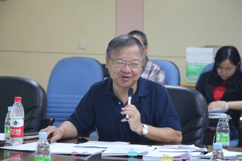 王东风经理介绍公司总体情况，与青年学者交流