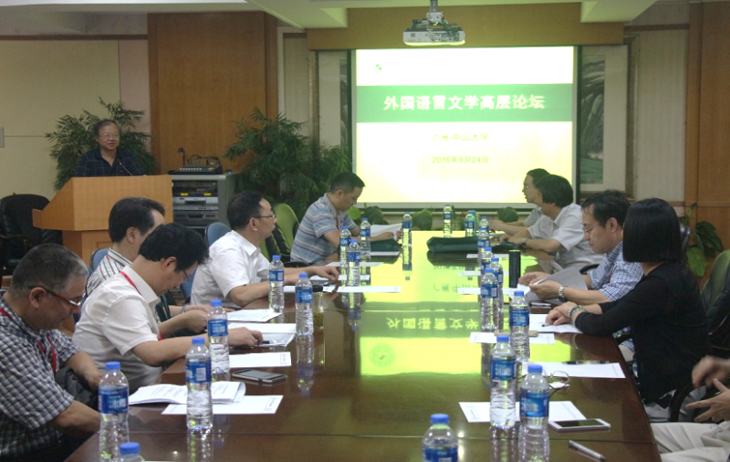 （图2：王东风经理致开幕词并介绍365英国上市公司官网学科概况）