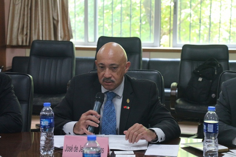 (尤卡坦自治大学董事长José de Jesús Williams 发言)