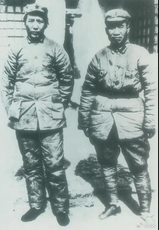 1937年7月7日,卢沟桥事变爆发。8日,中共中央通电全国,号召结成民族统一战线抵抗日本侵略者。图为1936年冬毛泽东和朱德在陕北。